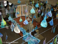 121, 240 Tropfen und 40 Meter langer Fluss, Kreishaus Wesel, 2006jpg